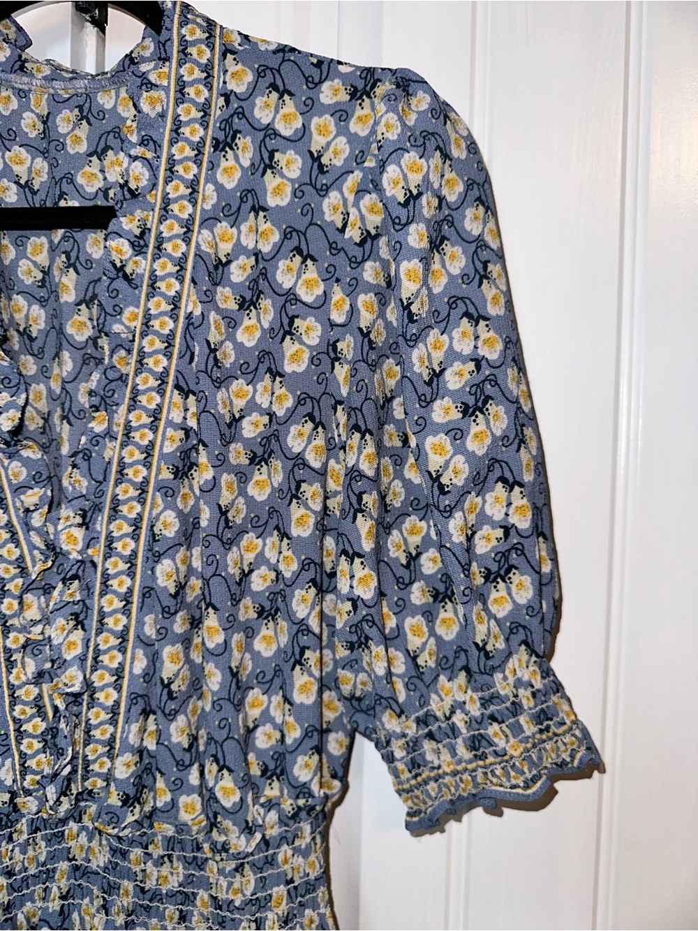 Max Studio Size Medium Women’s Blue Floral Smocked Waist Top - Picture 5 of 11